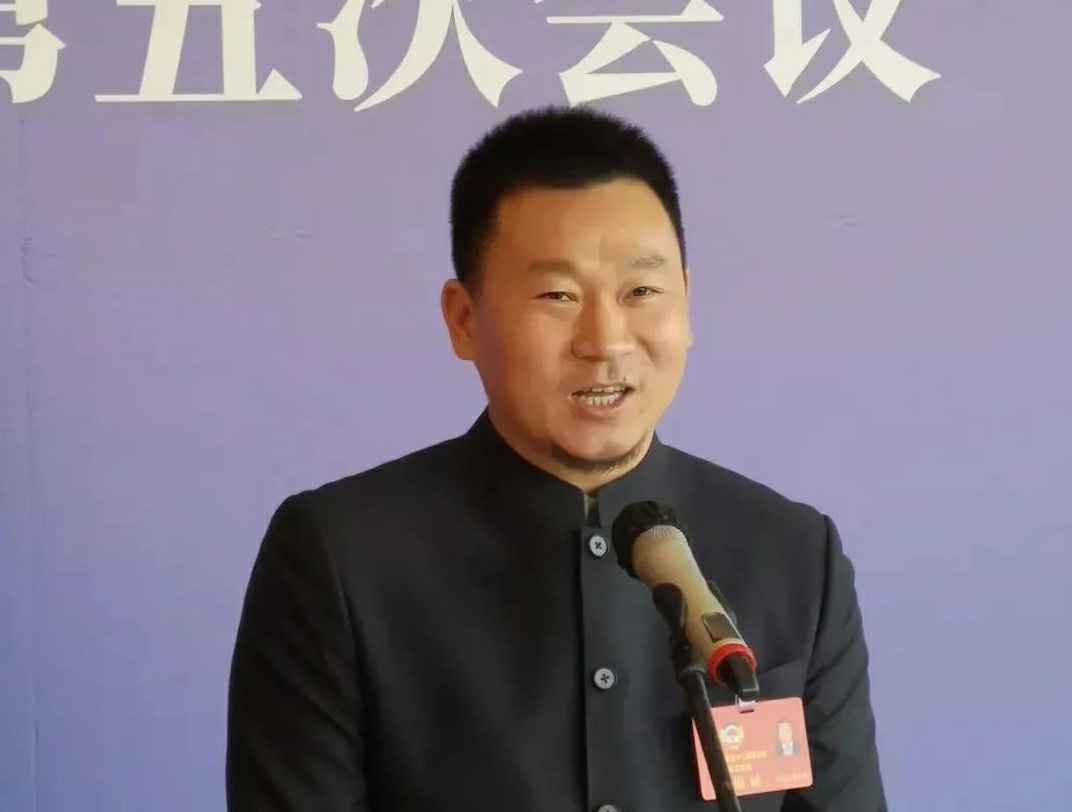 202204221343.jpg 为进一步展示市政协团结、民主、开放、自信的形象,向市民和网友展示政协委员的履职风采,中山市政协十二届五次会议在2月4日上午开幕前开设“委员通道”,市政协委员、九游·官方入口网站-九游(中国)公司总经理陈朝阳走进“委员通道”,回应社会关切的问题。他就如何做好城市应急管理规划的问题进行发言,并回答记者提问。.jpg